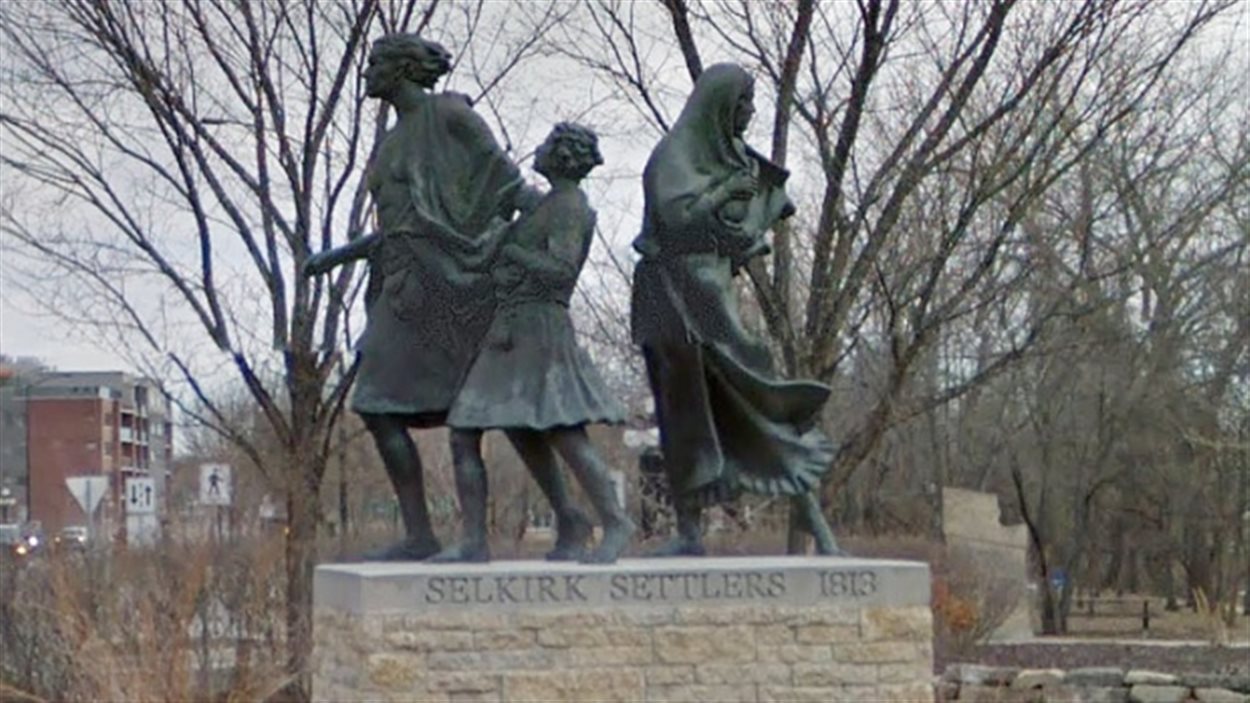 La statue de colons de Selkirk sur la promenade Waterfront, au pied de l'avenue Bannatyne.