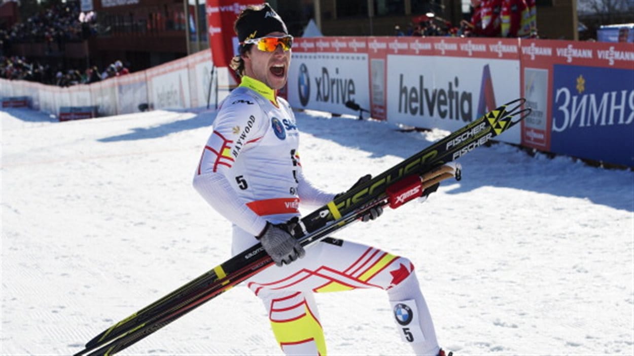 Alex Harvey célèbre sa victoire au skiathlon à la Coupe du monde de Falun en mars 2014.