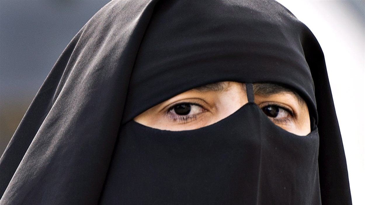 Une femme porte le niqab