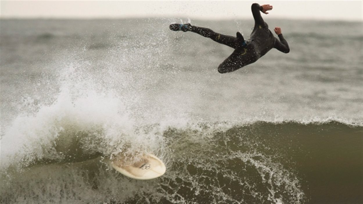 Un surfeur s'est aventuré sur les vagues jeudi à Cow Bay, en Nouvelle-Écosse. 