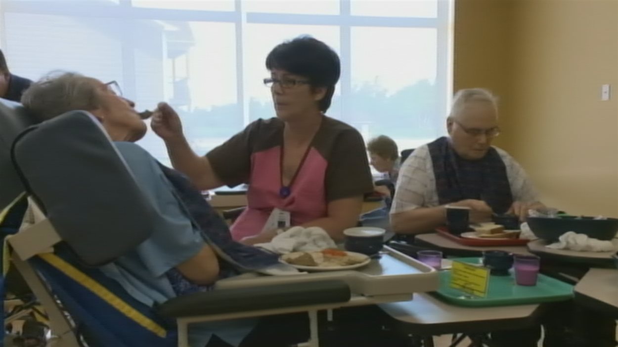 Une infirmière aide une patiente à se nourrir dans un hôpital du Nouveau-Brunswick