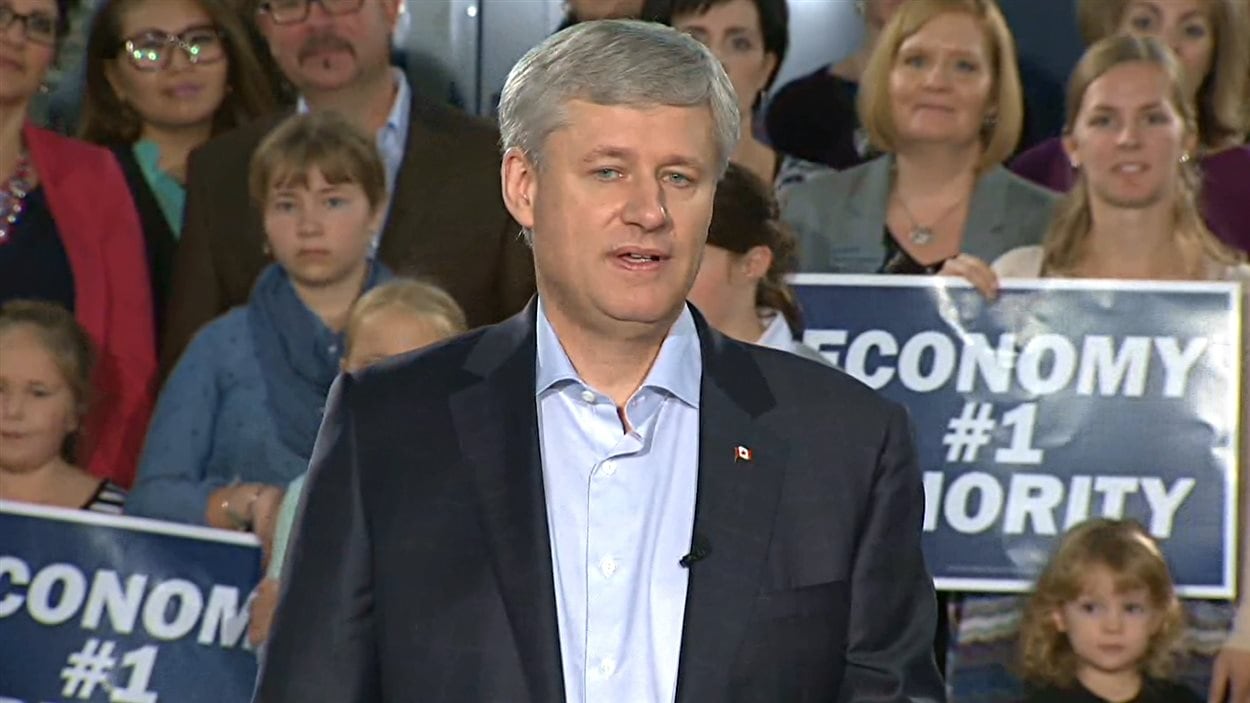 Stephen Harper en conférence de presse à Saskatoon