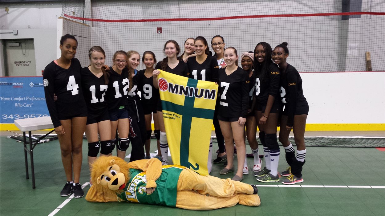 Les gagnantes de la catégorie compétitif filles secondaire à l'Omnium fransaskois de volleyball de l'École Monseigneur de Laval