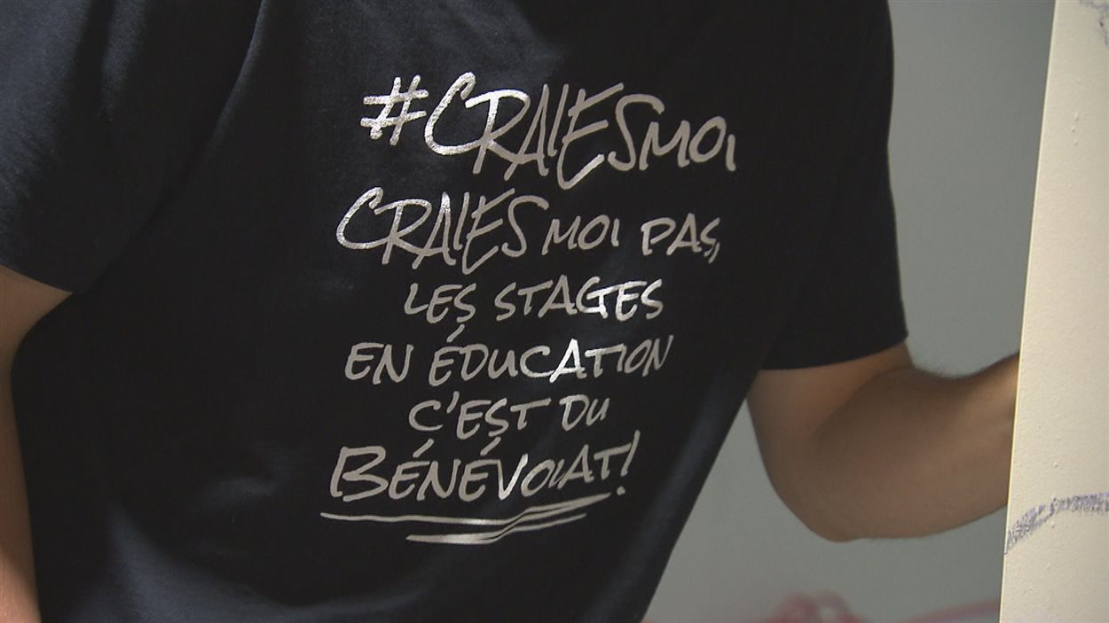 Les étudiants de la Faculté d'éducation de l'UdeS ont manifesté en écrivant leur message en craie sur les murs.