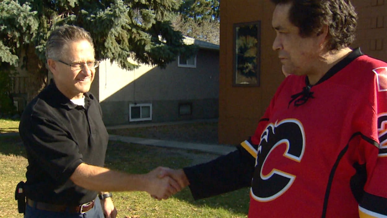 Jim Prokop, propriétaire d'un petit commerce de Calgary, a aidé un client de prêteurs sur salaire à rembourser sa dette.