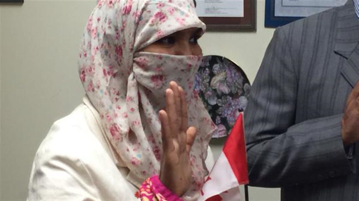 Zunera Ishaq prête le serment de citoyenneté avec son niqab