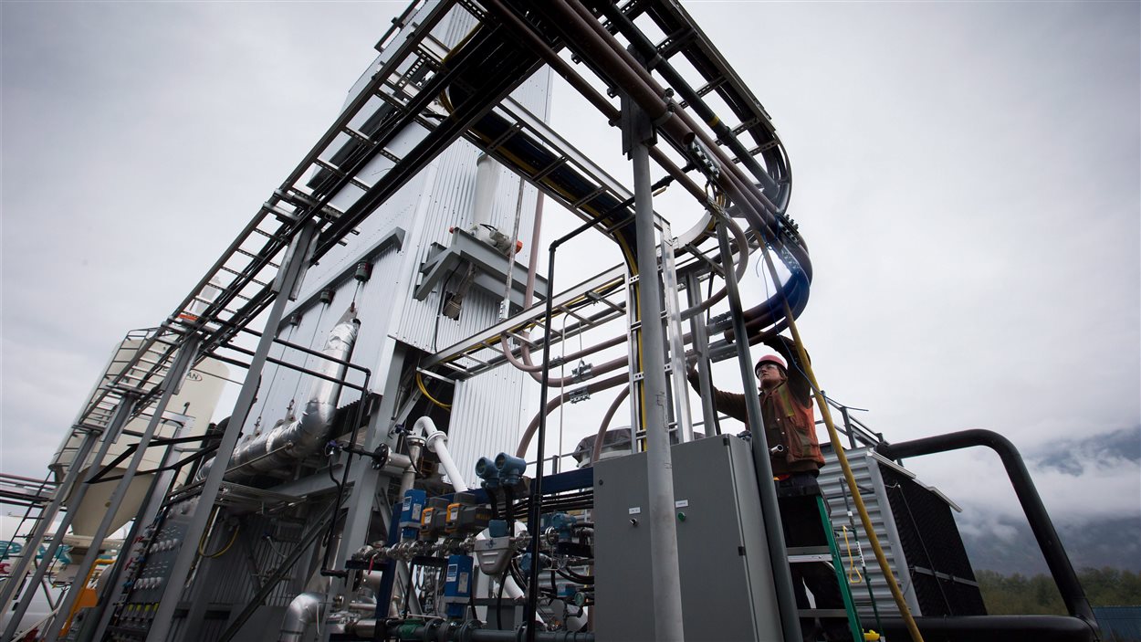 Un travailleur installe une pièce d'équipement à une usine-pilote de capture de carbone de Squamish, en Colombie-Britannique.