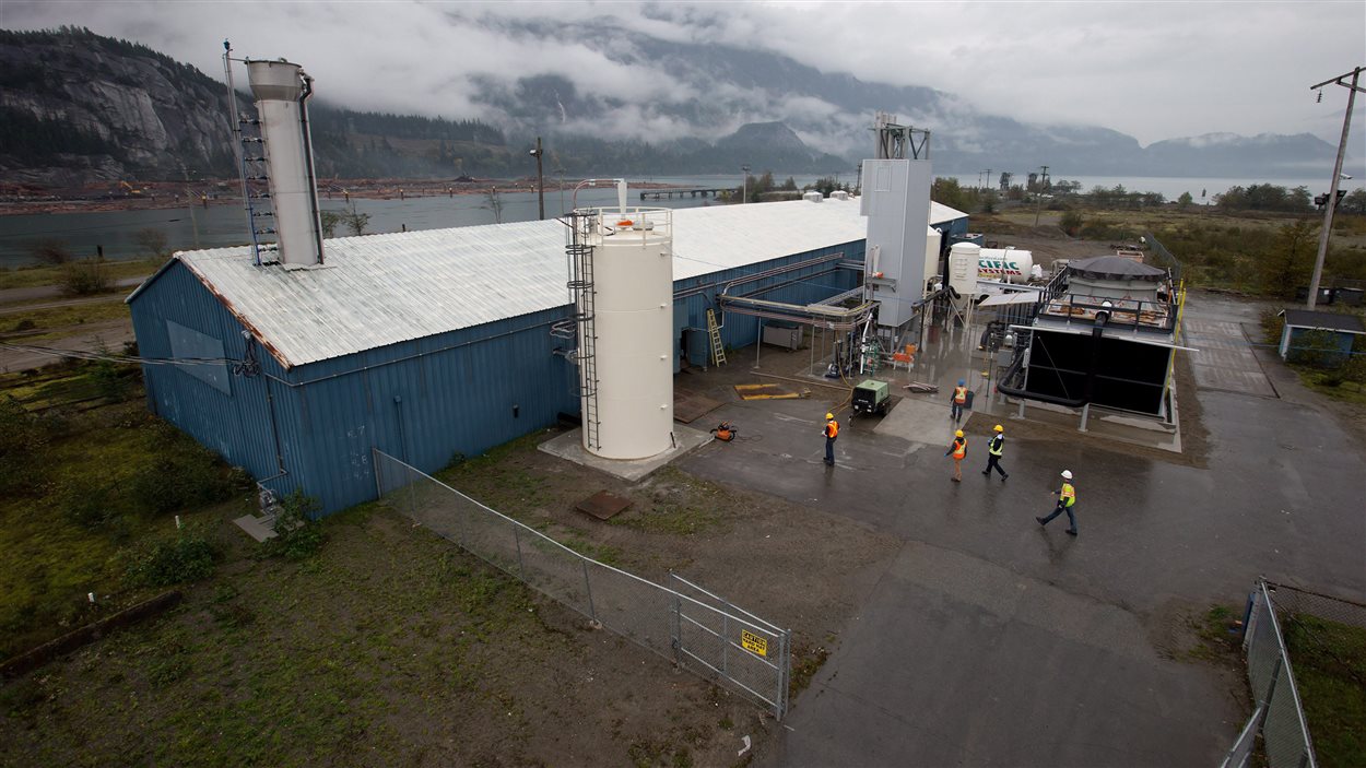 Des travailleurs à l'usine-pilote de Carbon Engineering, à Squamish, en Colombie-Britannique.