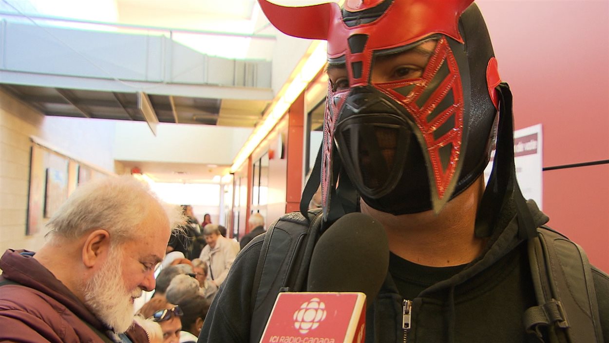 Un jeune homme s'est présenté au bureau de vote par anticipation portant un masque.