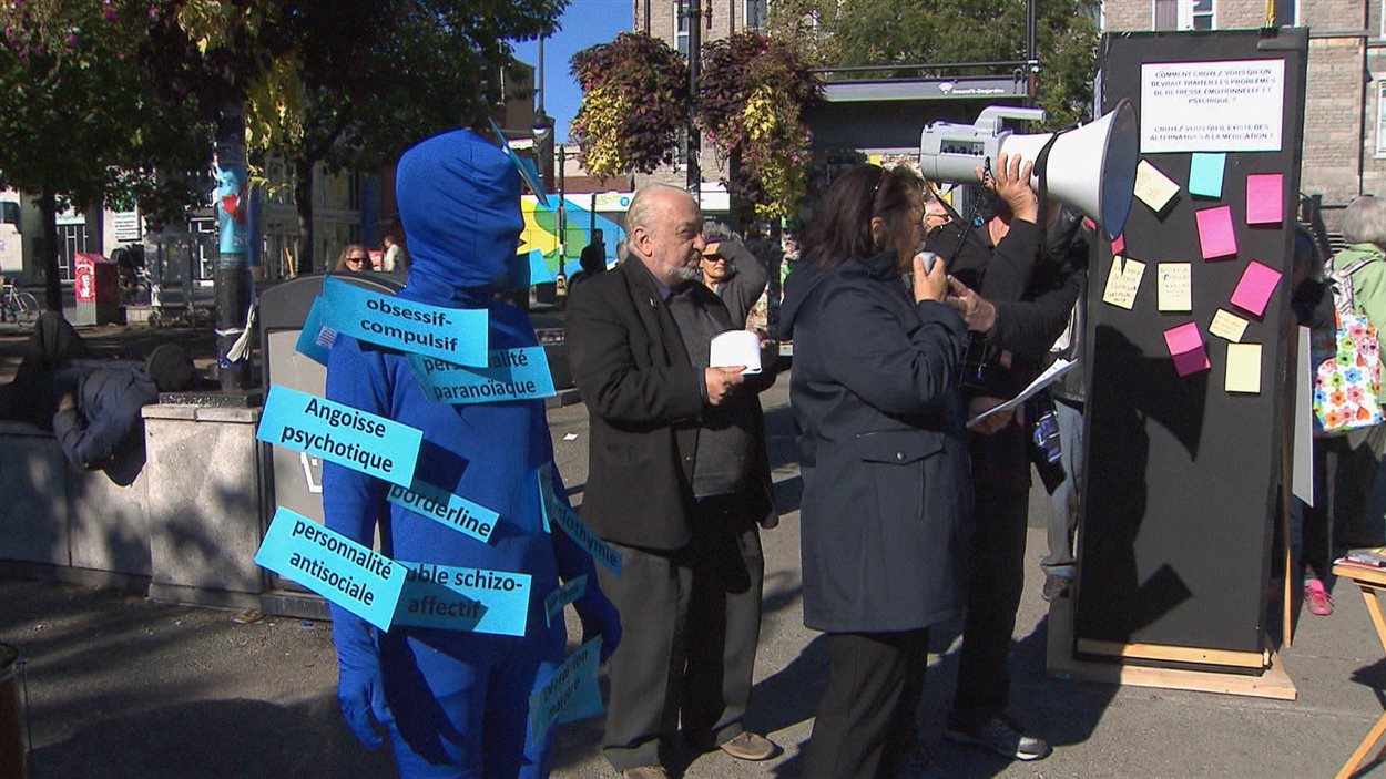 Plusieurs organismes de défense de patients ont manifesté samedi à Montréal dans le cadre de la Journée mondiale de la santé mentale.