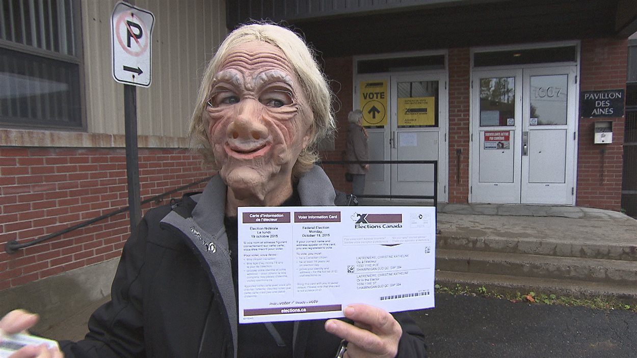 Une femme masquée vote par anticipation à Shawinigan