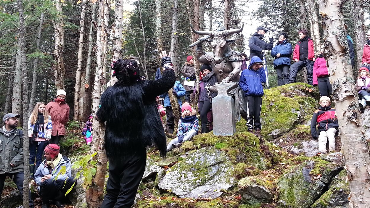 Le conte est agrémenté par les sculptures de Luc Malenfant, comme ce minotaure.