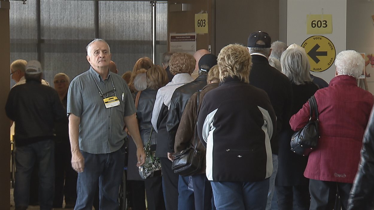 Plusieurs citoyens ont dû attendre de longues minutes avant de pouvoir voter par anticipation