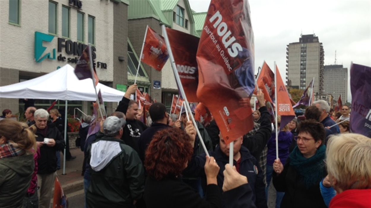 Des manifestants se sont rassemblés devant le bureau de la députée Maryse Gaudreault mardi midi.