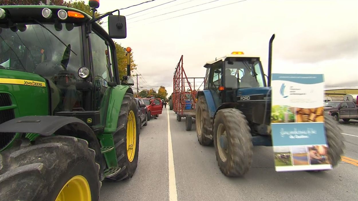 Au volant de tracteurs ou de camionnettes, les agriculteurs manifestent près du poste-frontalier de Saint-Armand.
