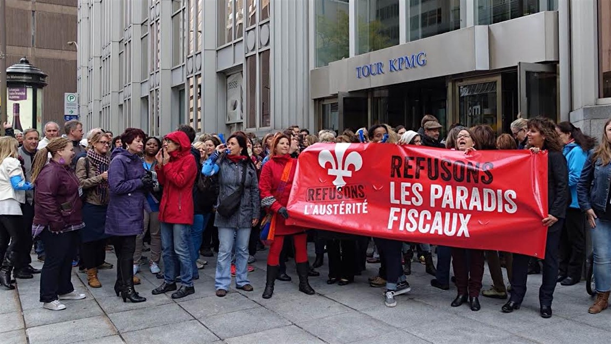 Des manifestants à Montréal s'attaquent à un symbole économique