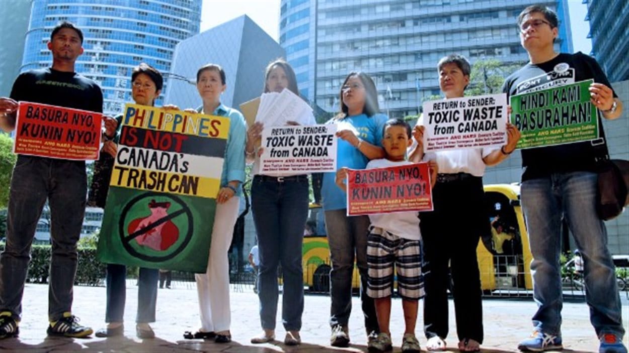 Manifestation contre le déversement de déchêts canadiens aux Philippines.