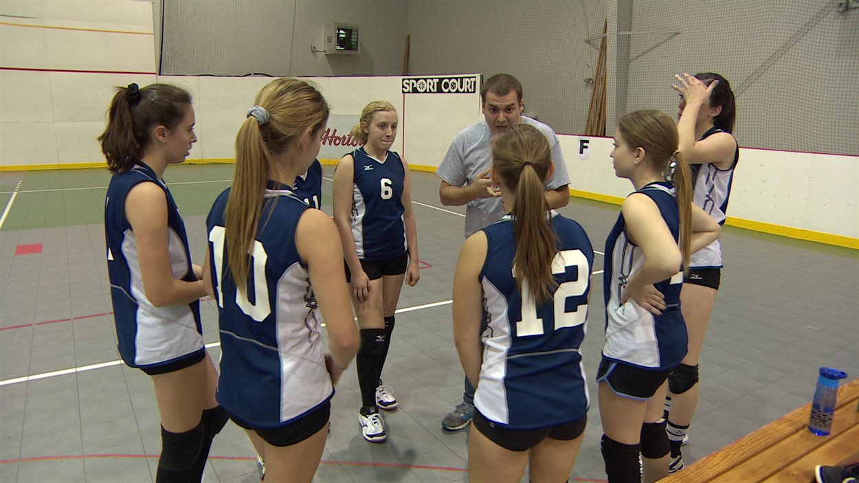 L'équipe féminine de volleyball de l'École St-Isidore de Bellevue