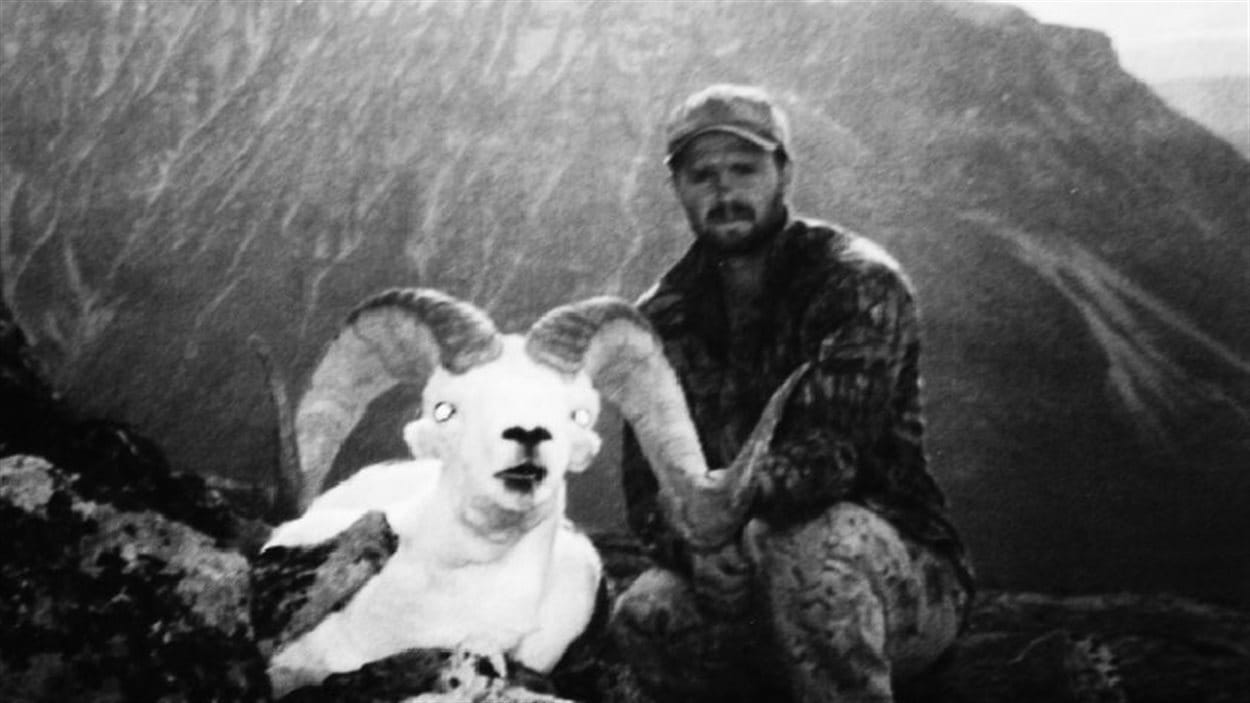 Abraham Dougan et le mouflon de Dall tué au Yukon en 1999.
