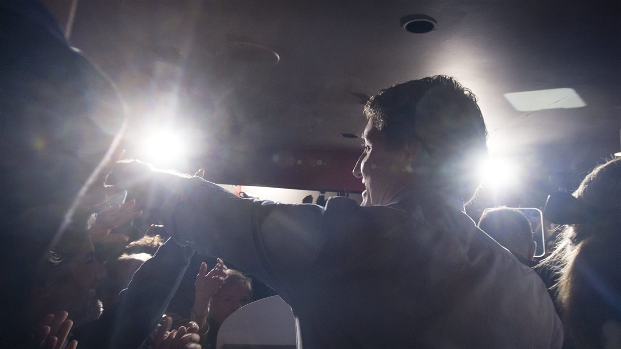 Le chef libéral Justin Trudeau salue ses partisans d'Ahuntsic-Cartierville aux côtés de Mélanie Joly. (15 octobre 2015)