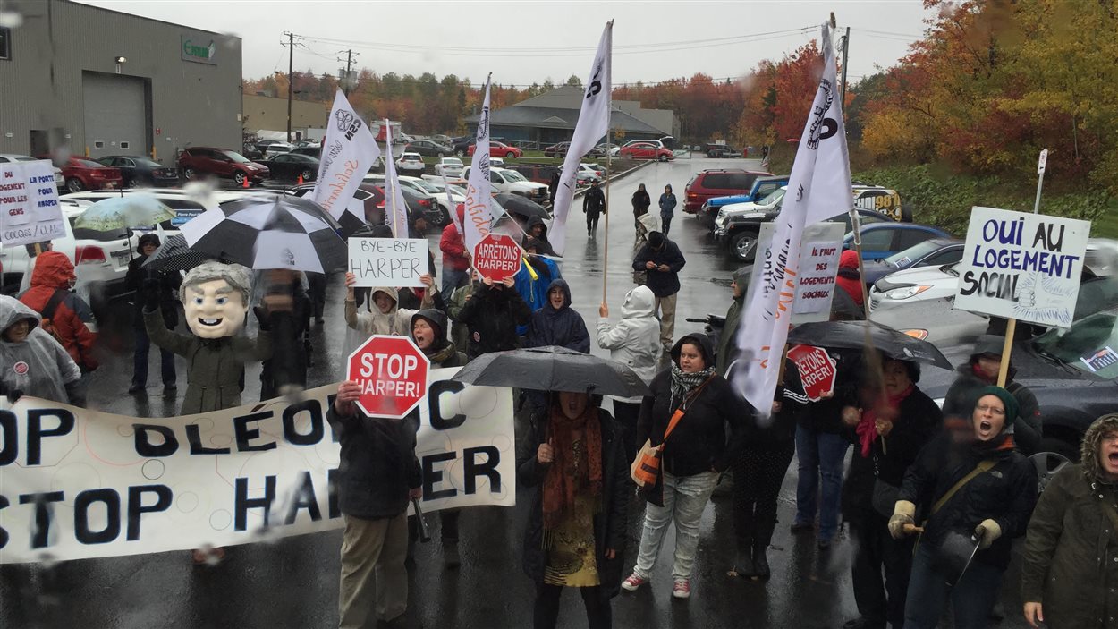 Des dizaines de manifestants ont bloqué le passage à l'autocar conservateur vendredi matin, à Québec.