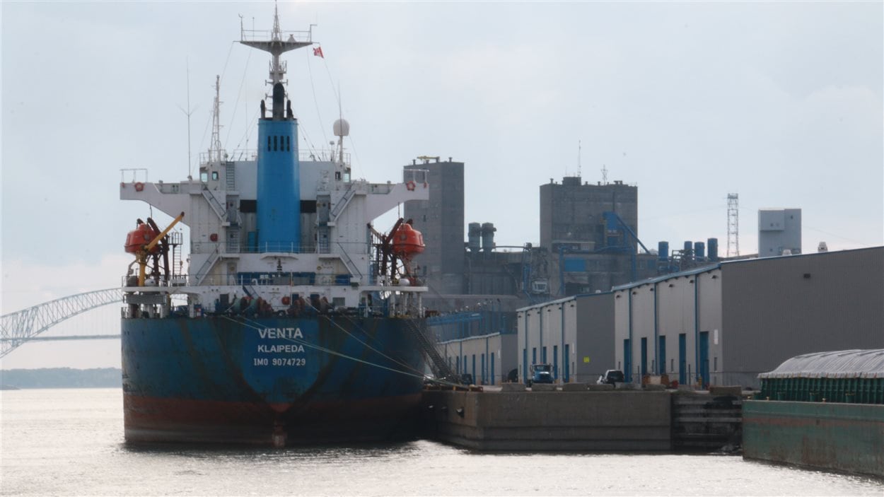 Un navire au port de Trois-Rivières