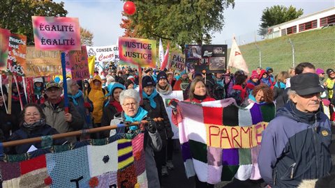 Des milliers de personnes réunies pour la marche mondiale des femmes à ...