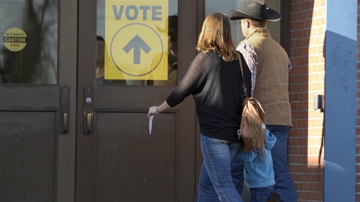 Une famille se rend au bureau de vote à Nanton, Alberta.