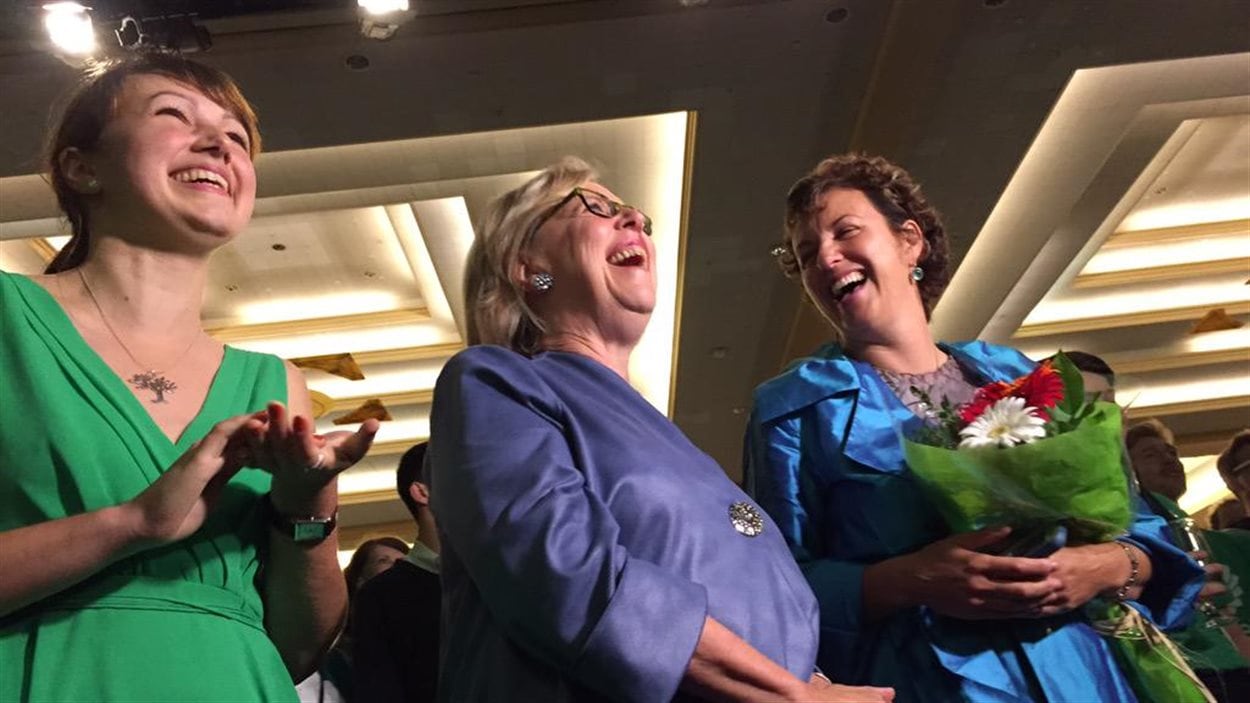 La chef du Parti vert Elizabeth May avec sa fille (à gauche) et la candidate perdante, Frances Litman.