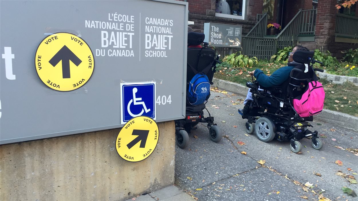 Deux personnes handicapées se rendent dans un bureau de scrutin