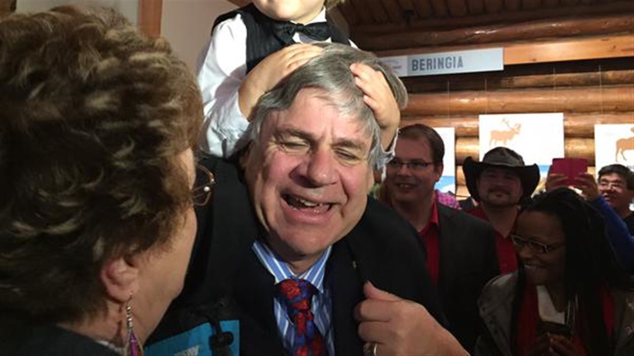 Larry Bagnell arrive triomphant à la célébration des Libéraux avec son fils sur ses épaules.