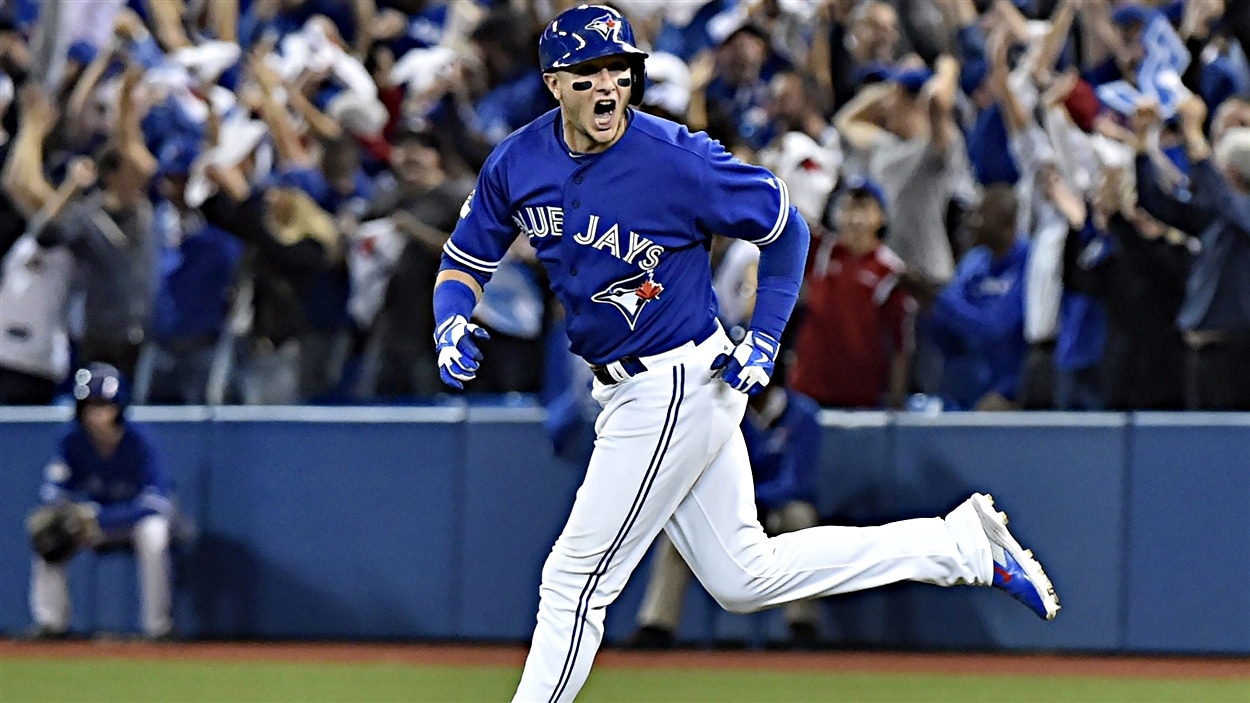 Troy Tulowitzki a frappé un circuit de trois points en deuxième manche