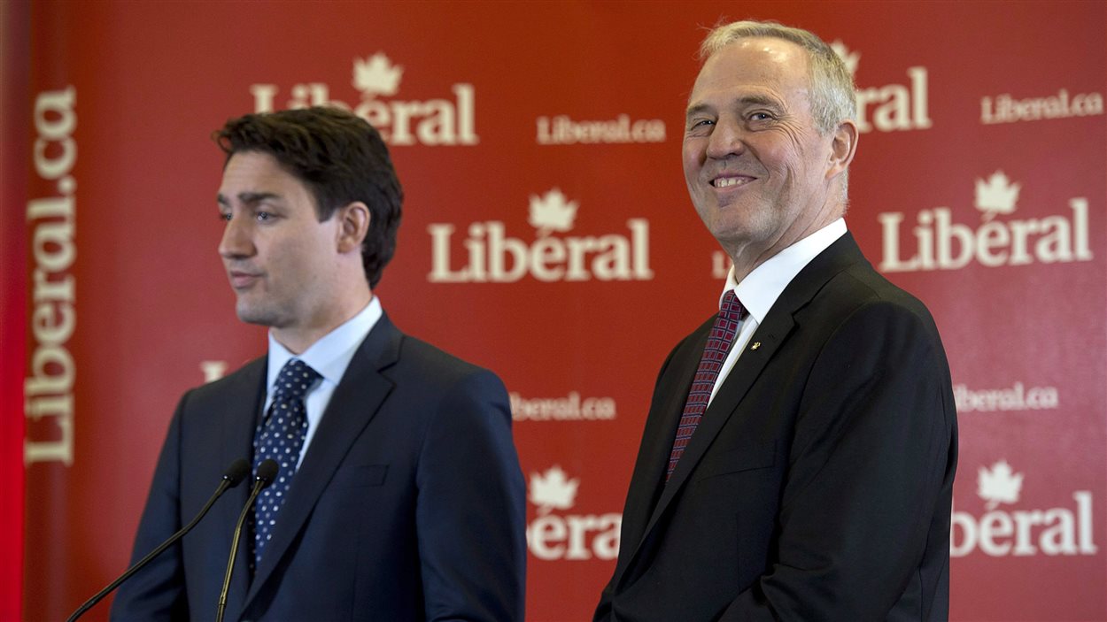 L'ancien chef de police de Toronto, Bill Blair (à d.), pourrait se tailler une place au sein du Cabinet de Justin Trudeau (à g.). 