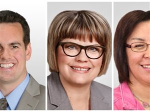 Les nouveaux députés du Nouveau Parti démocratique élus en Saskatchewan (de gauche à droite) : Erin Weir dans Regina Lewvan; Sheri Benson dans Saskatoon-Ouest; Georgina Jolibois dans Desnethé-Missinippi-Rivière Churchill