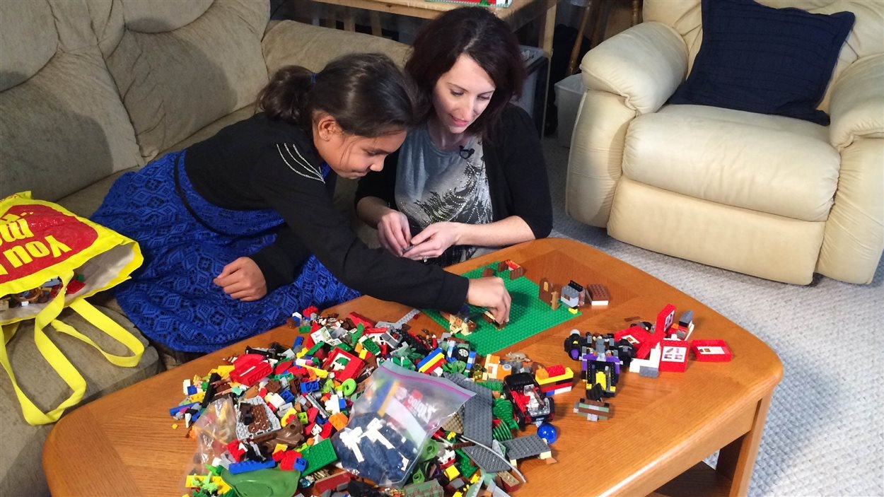 Une fillette d'Edmonton construit une maison en Lego pour aider les ...