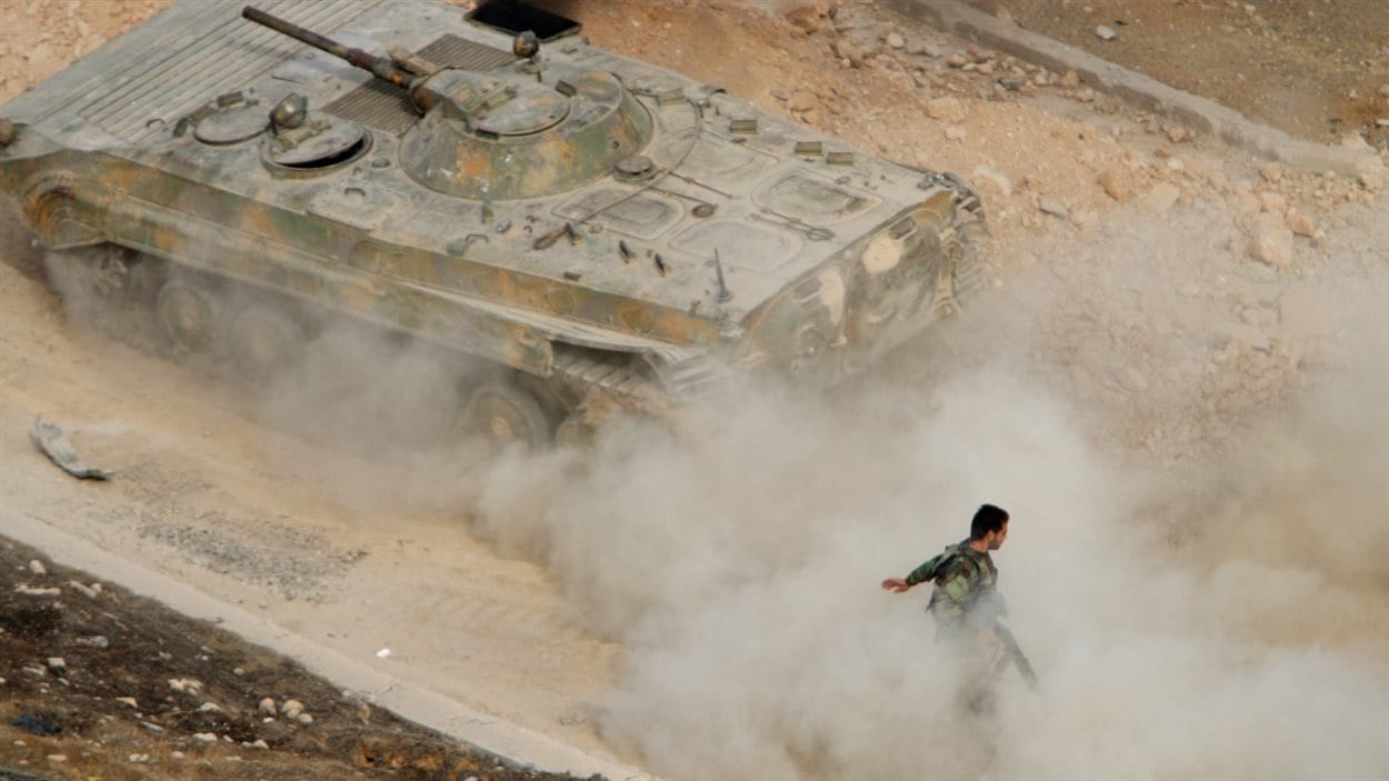 Un véhicule de combat des forces loyales à Bachar Al-Assad près de Damas