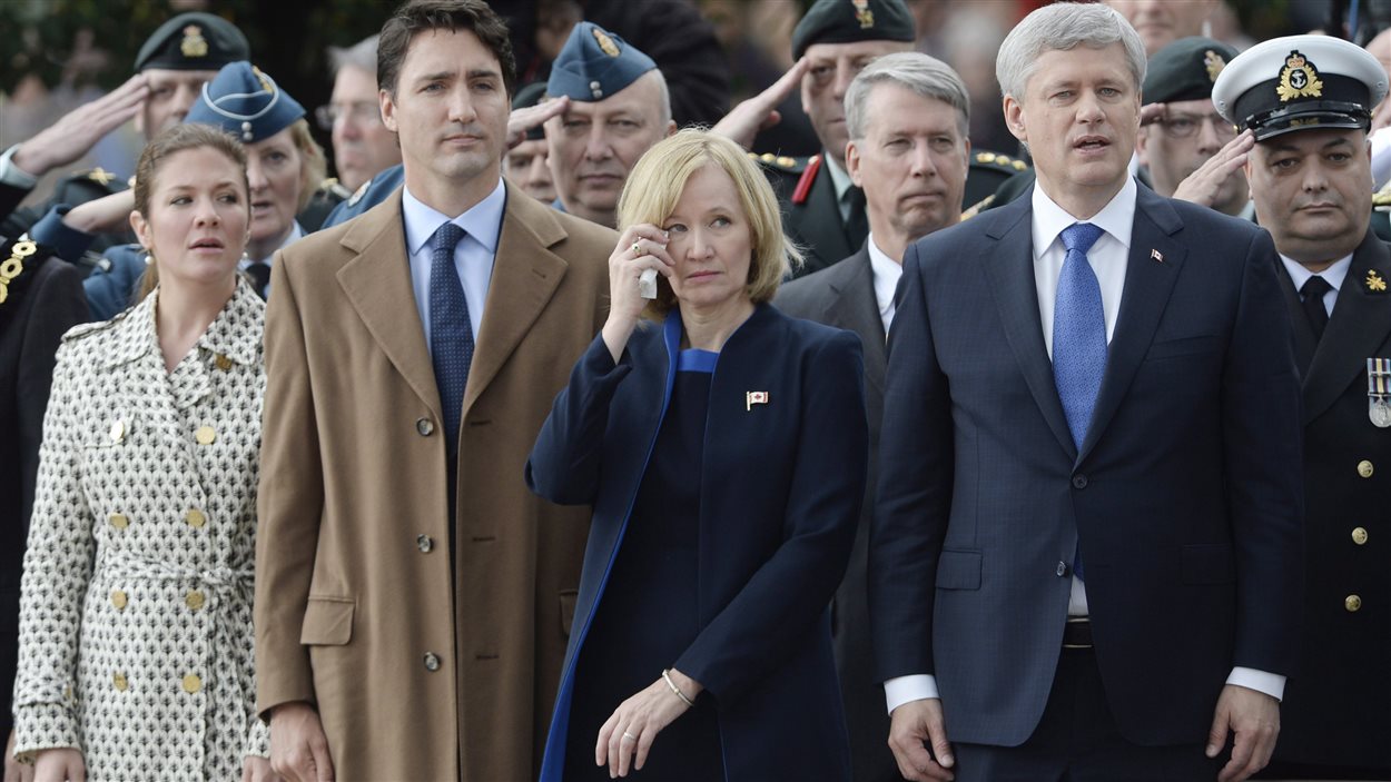 Le premier ministre désigné Justin Trudeau et le premier ministre Stephen Harper accompagnés de leur épouse au monument commémoratif de guerre.