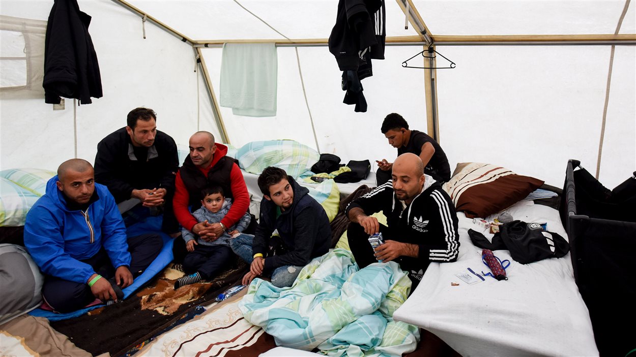 Des migrants syriens dans leur tente dans un camp de réfugiés en Allemagne
