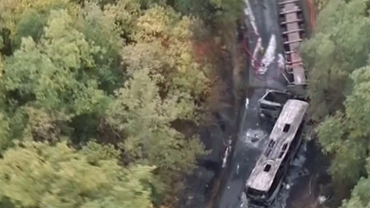 Vue aérienne de l'accident impliquant un autobus et un poids-lourd en France