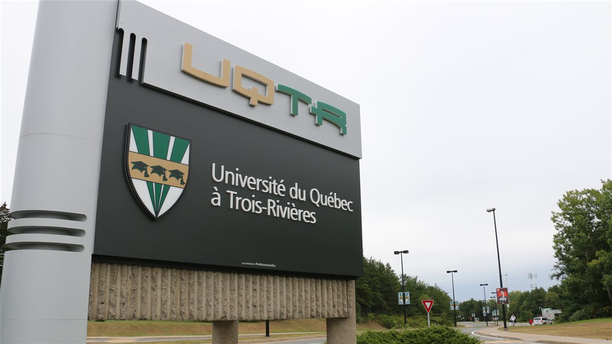 Pancarte à l'entrée du campus de l'UQTR