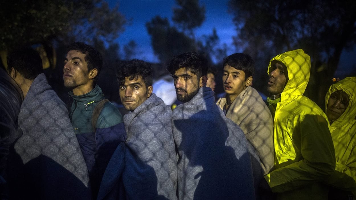 Des migrants regroupés sur l'île de Lesbos, en Grèce, en attendant de poursuivre leur périple.