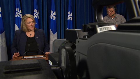 La ministre de la Sécurité publique du Québec, Lise Thériault, en point de presse.