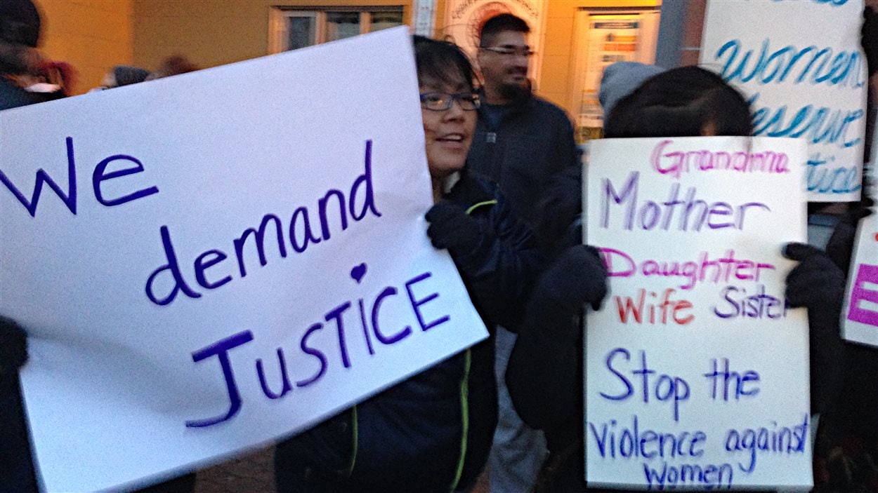 Plus de 200 personnes ont marché dans les rues de Val-d'Or en solidarité aux femmes autochtones.
