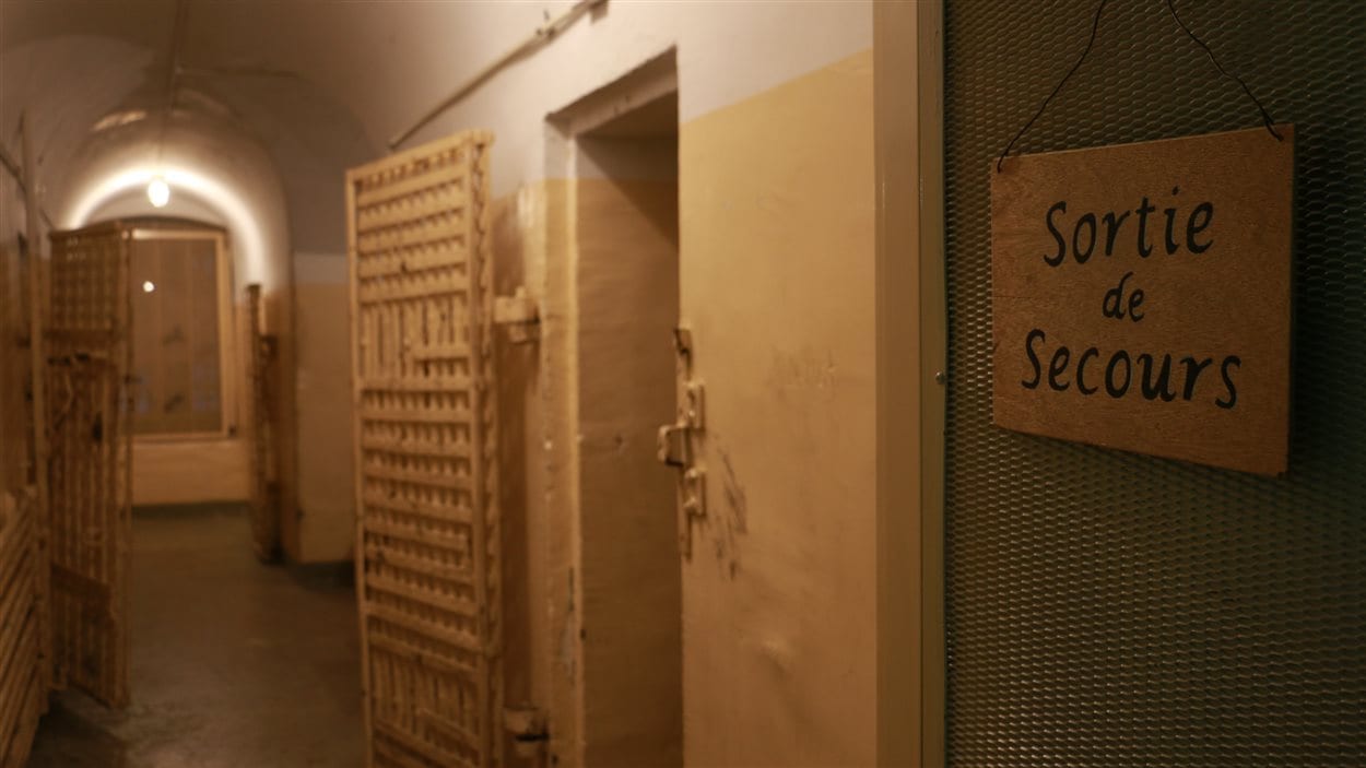 Les corridors et les cellules de la prison suffisent comme décors.