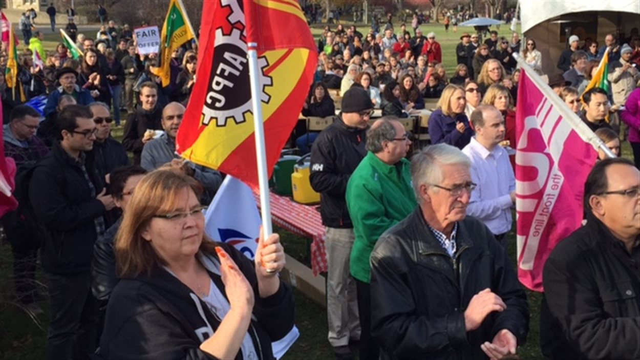 L'Association du personnel administratif et de surveillance tient une manifestation sur le campus de l'Université de la Saskatchewan.