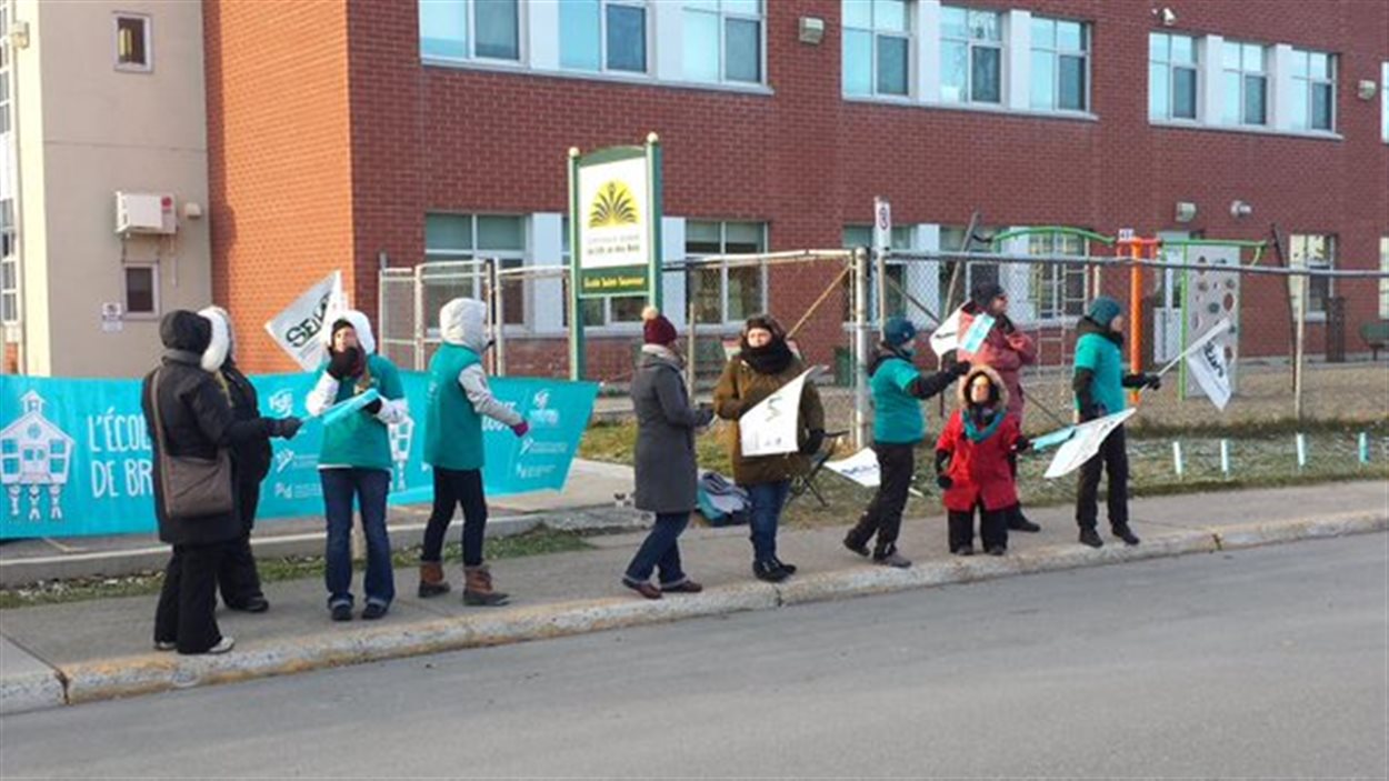 Manifestation devant l'école Saint-Sauveur de Val-d'Or