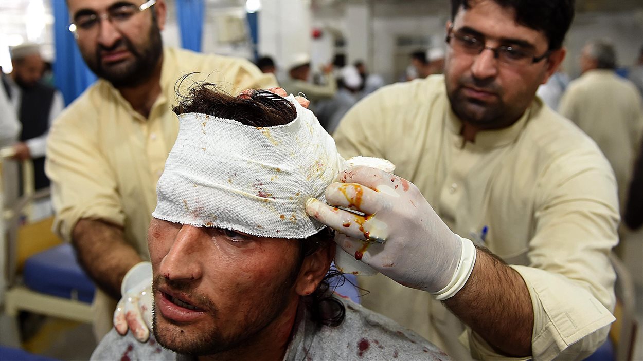 À Peshawar, au Pakistan, un homme est soigné après avoir été blessé à la tête lors du séisme.