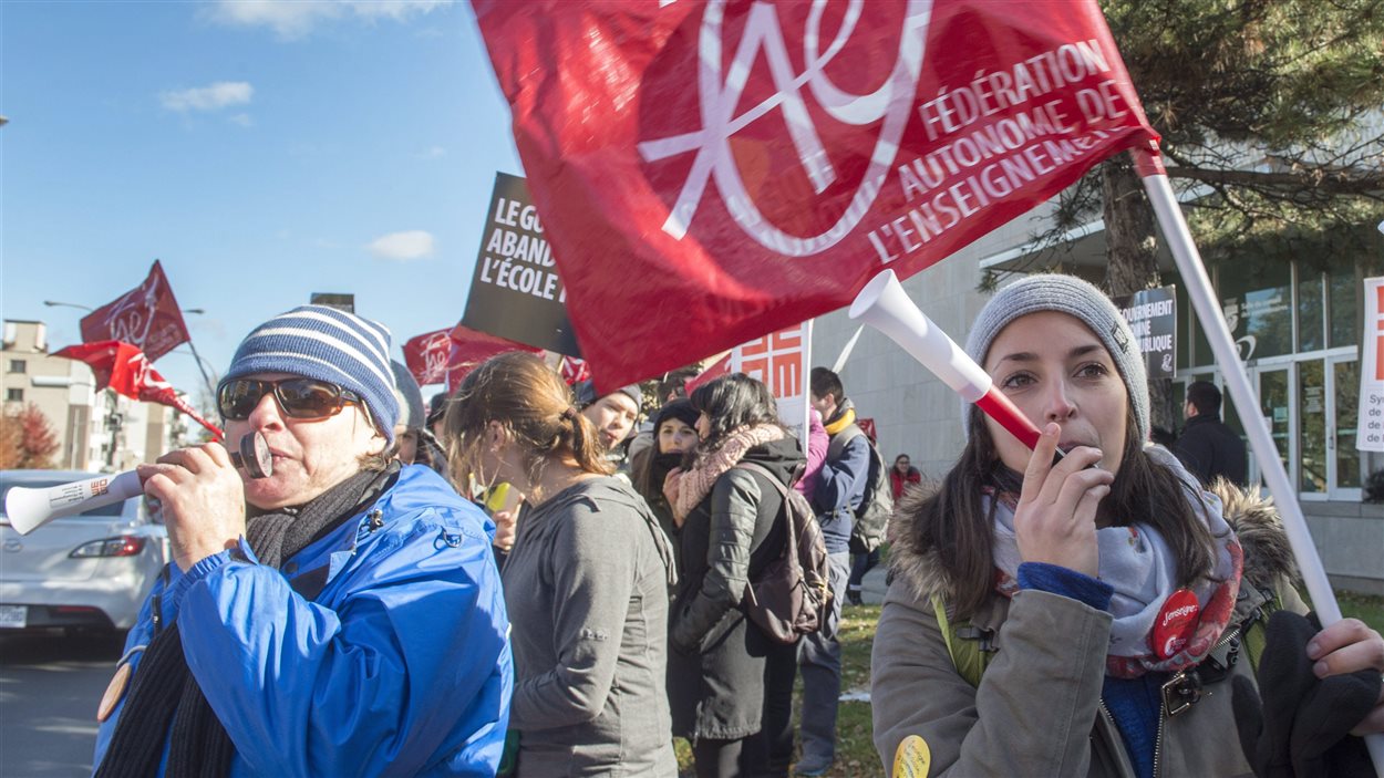 Des enseignants et du personnel du collège Vanier, à Montréal, participent à la grève du secteur public.