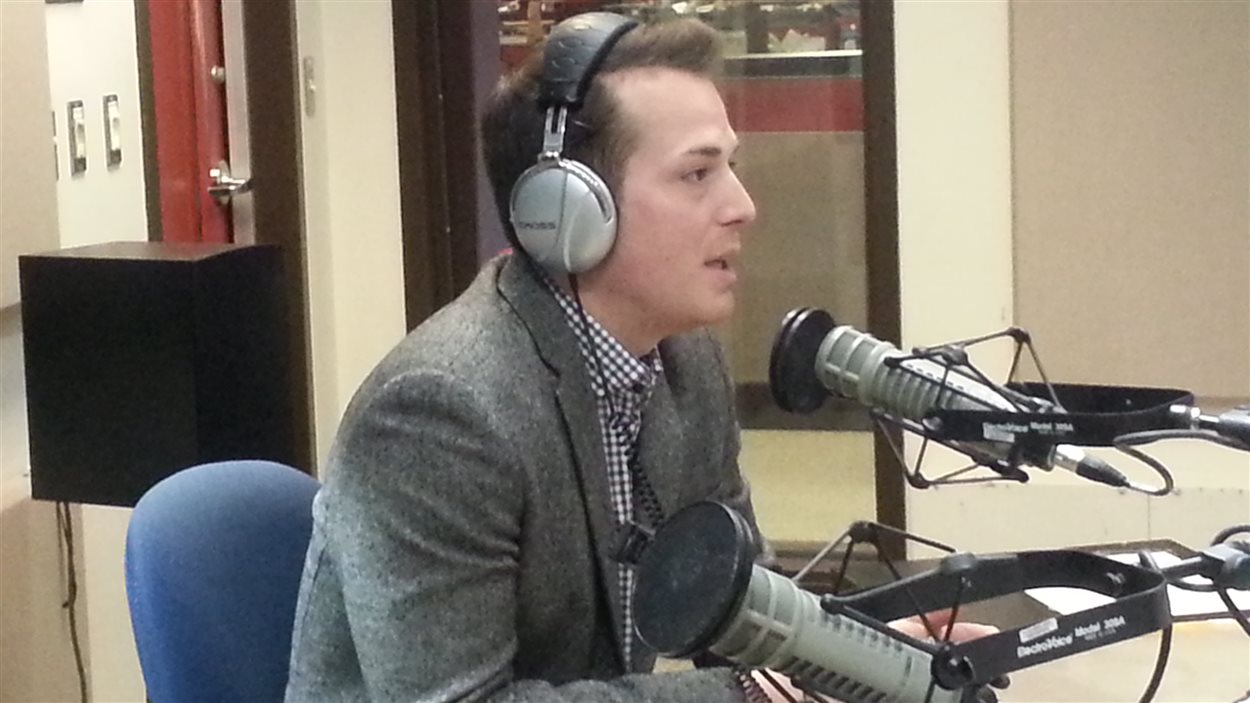 Le conseiller Mathieu Fleury en studio à ICI Radio-Canada Ottawa