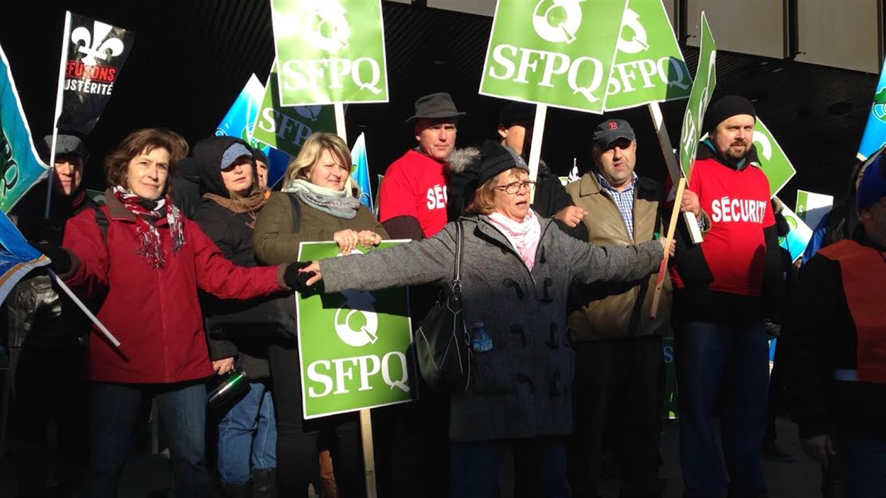 Des grévistes, membres du SFPQ, bloquent l'accès au palais de justice de Montréal.